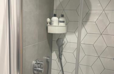 London Heathrow Airport Apartment Voyager House Terminal 12345 - EV electric and Parking available - Foto 18