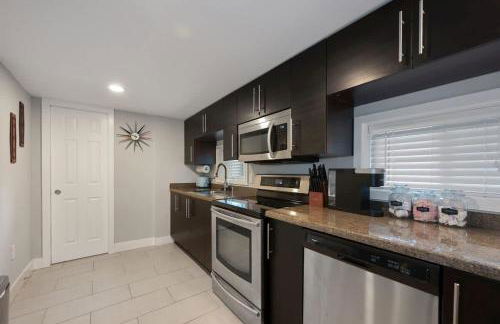 Massive Mid-Century Marvel 5 Bedrooms and Parking - Foto 25