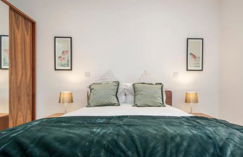 Elegant Epsom Modern Apartment - Photo 1