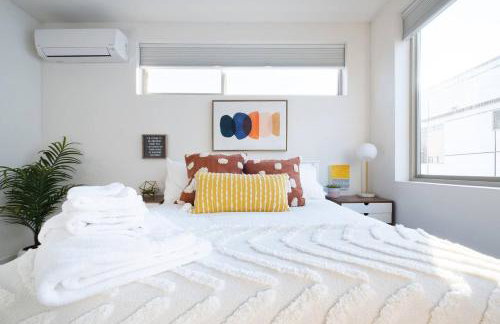 Walk to Restaurants from a Designer Cap Hill Home - Foto 13