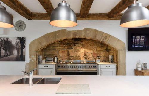 10 Bed Stunning House in village, with Hot Tub - Photo 31