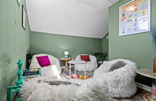 Cozy Downtown Stay w Private Backyard & Parking - Foto 33