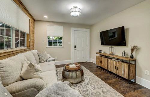 Cozy Riverside Villa - Walkable to Bars & Restaurants - Foto 7