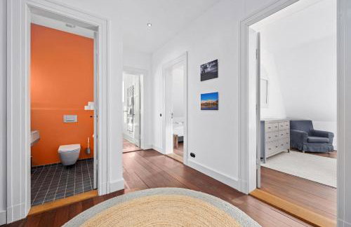 GUT KLETKAMP "Penthouse im Schloss" - Premium-Ferienwohnung mit 5 Schlafzimmern auf 400qm I Kamin I 2 Wohnzimmer I Garten & Terrasse I Wald- und Seeblick I Profi-Küche I 15 Min zur Ostsee I Parkplätze I WLAN - Foto 17