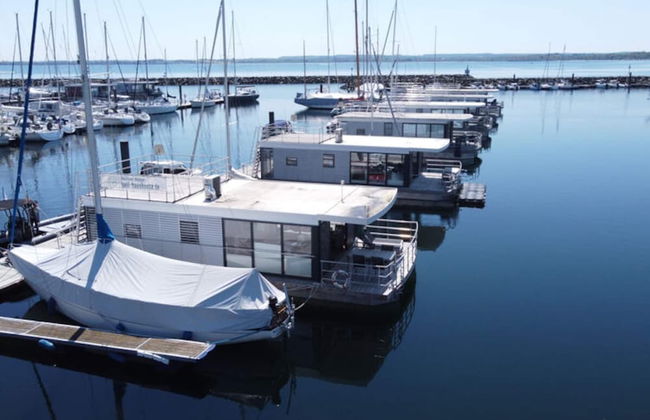 Hausboot in Boltenhagen - Photo 1