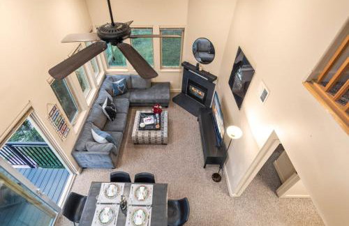 KBM Resorts Crestview Condos Spacious condo near Olympic Park with gas fireplace year-round pool hot tub city wide shuttle access. CVC-308B - Foto 13