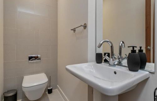 MK CITY CENTRE, THE DIAMOND SUITE, FREE Parking Space, PREMIUM SPACIOUS Apartment with FOOSBALL TABLE - Foto 34