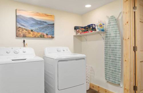 Pondview 4BR Cabin-Walk to Caverns, Hot Tub, Wi-Fi - Foto 15