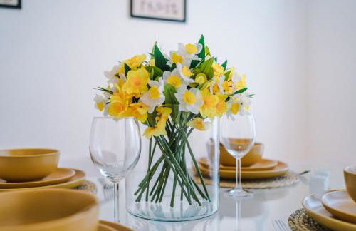 4BR Home for 8, Full Kitchen, Parking, WiFi in Northwich - Photo 42