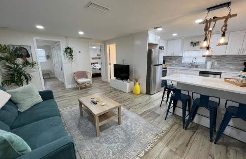 Stylish Chic King Bed Ybor DT - Foto 2