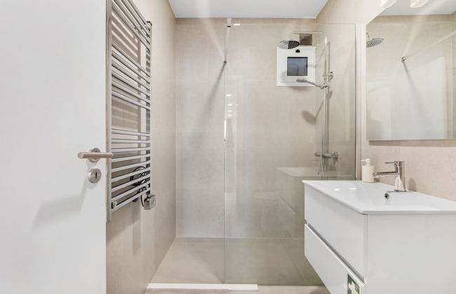 Serene Blue Escape by Madeira Sun Travel - Foto 12