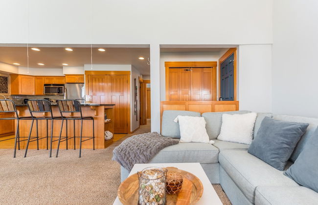 Coastal Chic Beach Condo by Avantstay Balcony - Photo 15