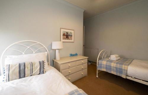 3 The Coastguards, Thorpeness - Only a stones throw from the Beach and very close to famous boating Meare, Country Club and Golf Club - Aldeburgh Coastal Cottages - Foto 30