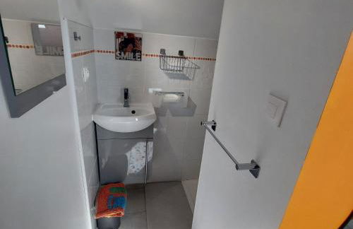 Gîte tout confort près du circuit des 24H du Mans - 3 chambres, jardin et parking privé - FR-1-410-261 - Photo 24