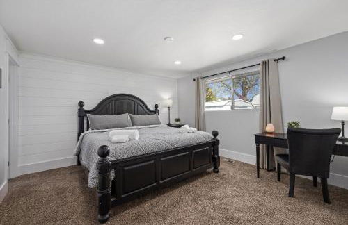 KING BED/Fresh Home/Seperate Big Screen Rooms/Park - Photo 36