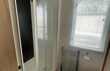 Beautiful caravan at Kent coast with wrap around decking and free WiFi sleeps 6 - Foto 25