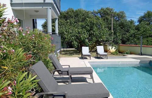 Apolo Apartments - Pool & Garden Retreat - Foto 1