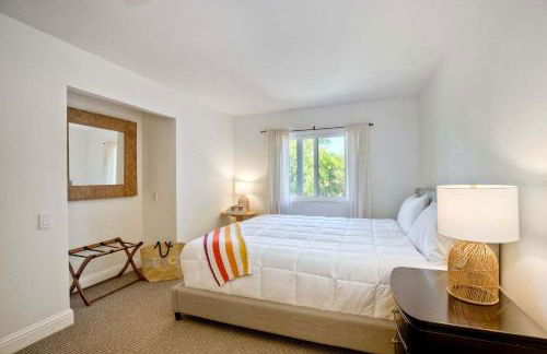 Serene Coastal Home Sleeps 8 - 1 Mile from Beach - Foto 54