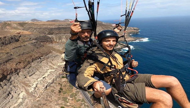 Disfrutando el vuelo en parapente