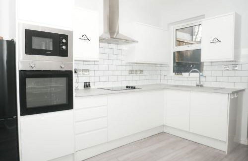 Luxury 3-Bedroom Home , with Free parking - Photo 6