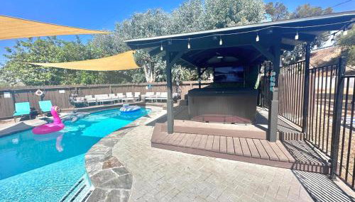 Half ACRE Lux Pool SPA with FIREPIT ARCADE Grill Sleeps 40 - Foto 2
