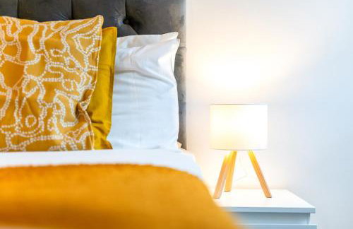 Stylish Two Bedroom Apartment - Secure Parking & Balcony 9MC - Photo 10