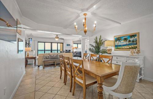 Luxury direct oceanfront corner penthouse with heated pool and garage parking - Foto 38