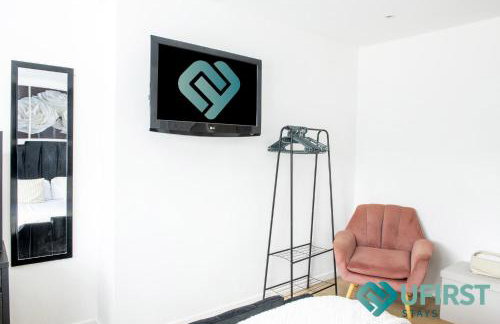 Delightful 3BR Home - Hot Tub - Near Castle, QMC - City Centre & Trent Bridge - Free WiFi & Parking - Sleeps 6 - Foto 35