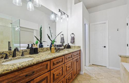 5BD 2BA w Backyard Oasis Pool Jacuzzi Firepit - Foto 19