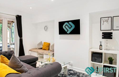 Delightful 3BR Home - Hot Tub - Near Castle, QMC - City Centre & Trent Bridge - Free WiFi & Parking - Sleeps 6 - Foto 18