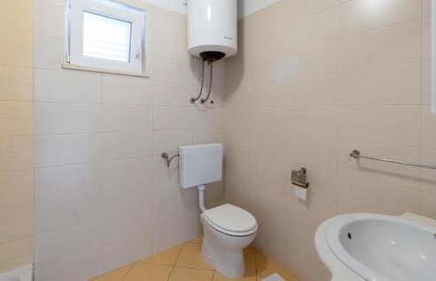 2 Bedroom Amazing Apartment In Klek - Photo 13