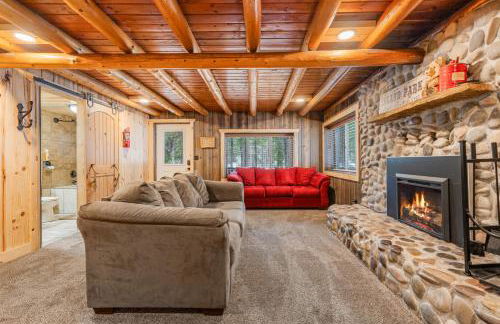 Rustic Retreat, Sleeps 20, Epic Game Room, Hot Tub, 20min to Yellowstone - Foto 7