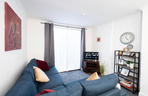 Stylish 4BR House, Sleeps 7, High-Speed Wi-Fi, Long Stay Friendly - Foto 8