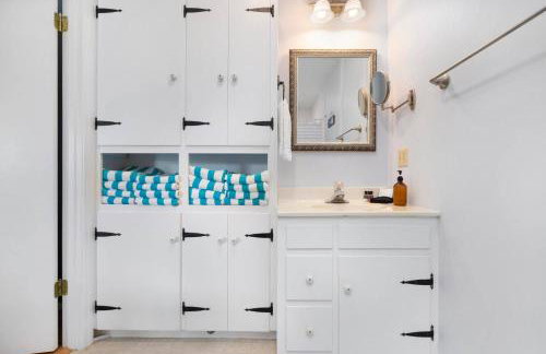 Relaxing Lakefront Retreat w/ Hot Tub & Dock - Foto 60