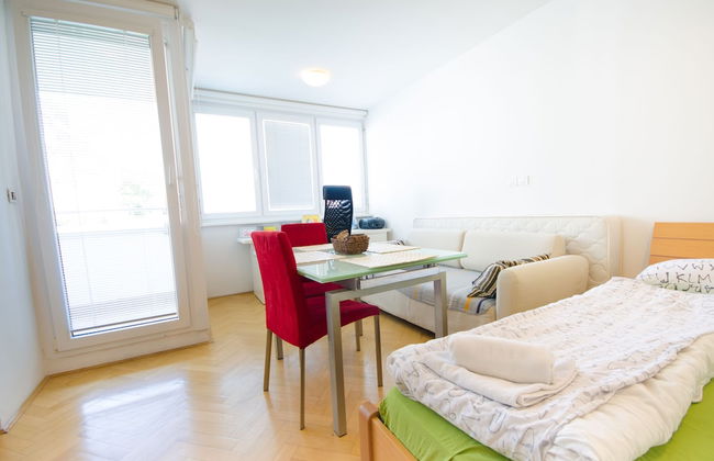 City centre studio with a balcony - Photo 4