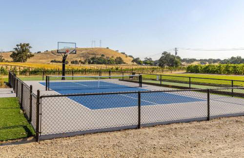 Serene Vineyard•Deck, Pickleball, Views~ Near Town - Foto 15