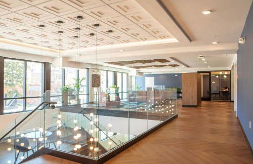 Chic East Side 1BR Apt with Balcony, Pool, and Gym - Foto 27