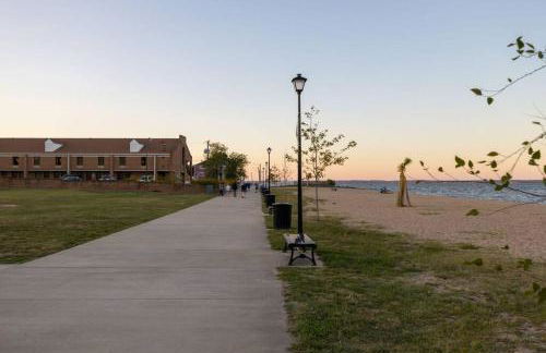 The Lyellton House: Water View, Steps from Beach - Foto 12