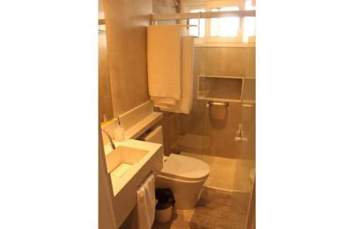 Casa d'Aroeira Residencial Boutique - Centro de Juqueí - Perto de Tudo - 2 quadras do Mar - Serviço de Praia - Roupa de Cama 600 fios algodão Egípcio - Tudo Novo - Estacionamento Interno - Cozinha - Consulte unidades com Ofurô Hidro e Cromoterapia - Foto 54