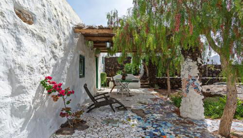 Bohemian Art House - 2BR in Yaiza & Garden - Photo 5