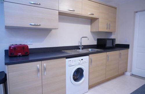 Spacious 4 Bedroom, 3 Bath House by Jesswood Properties Contractors, Business and Leisure with Free Parking and WIFI - Foto 13