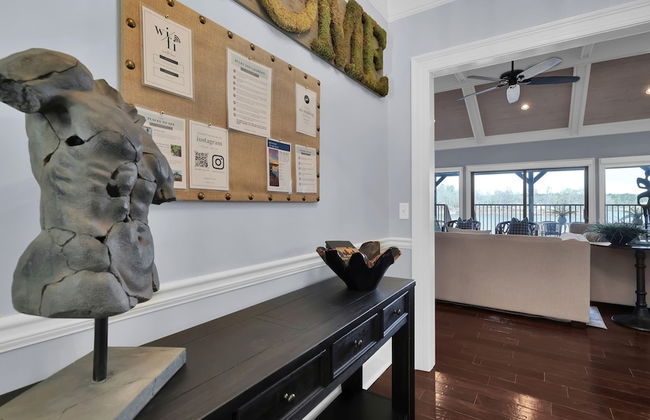 7BR Lakefront Haven Pool Hot Tub Gated 4acres - Foto 39