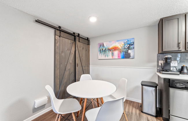 Soco 2BR Corner Suite w Pool King bed Fast Wifi - Photo 13