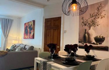 3BDR Town House in the Heart of Holyhead - Free Onsite Parking - Foto 4