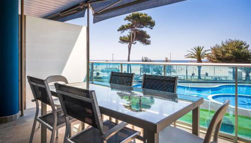 AT021 Apartment with pool in front of the beach - Foto 2