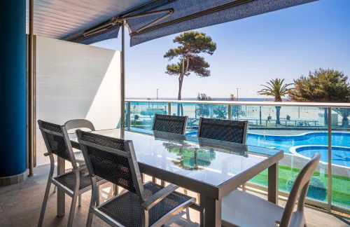 AT021 Apartment with pool in front of the beach - Foto 2