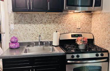 The Layover Lounge - Foto 18