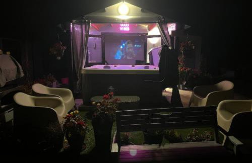 Sunset Retreat Cabin, Private Hot Tub with Mini Cinema Projector & Garden views - Foto 54