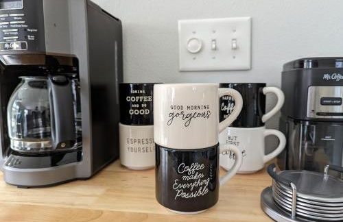 Contemporary 2-Bedroom Close to Downtown, Dining - Photo 9