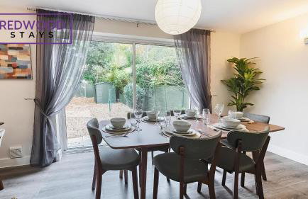 3-Bedroom Serviced House, Free Parking for 2 Cars, Free WiFi By Redwood Stays - Foto 5